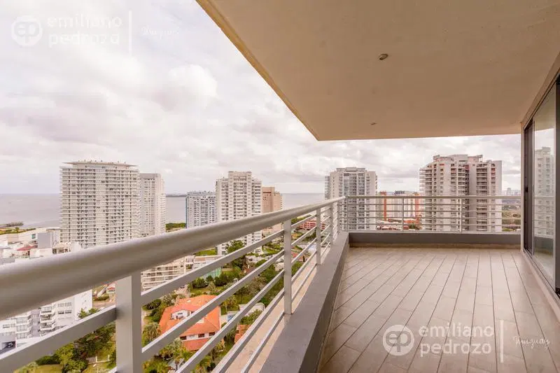 Venta apartamento 2 dormitorios en suite Playa Mansa Punta del Este 3