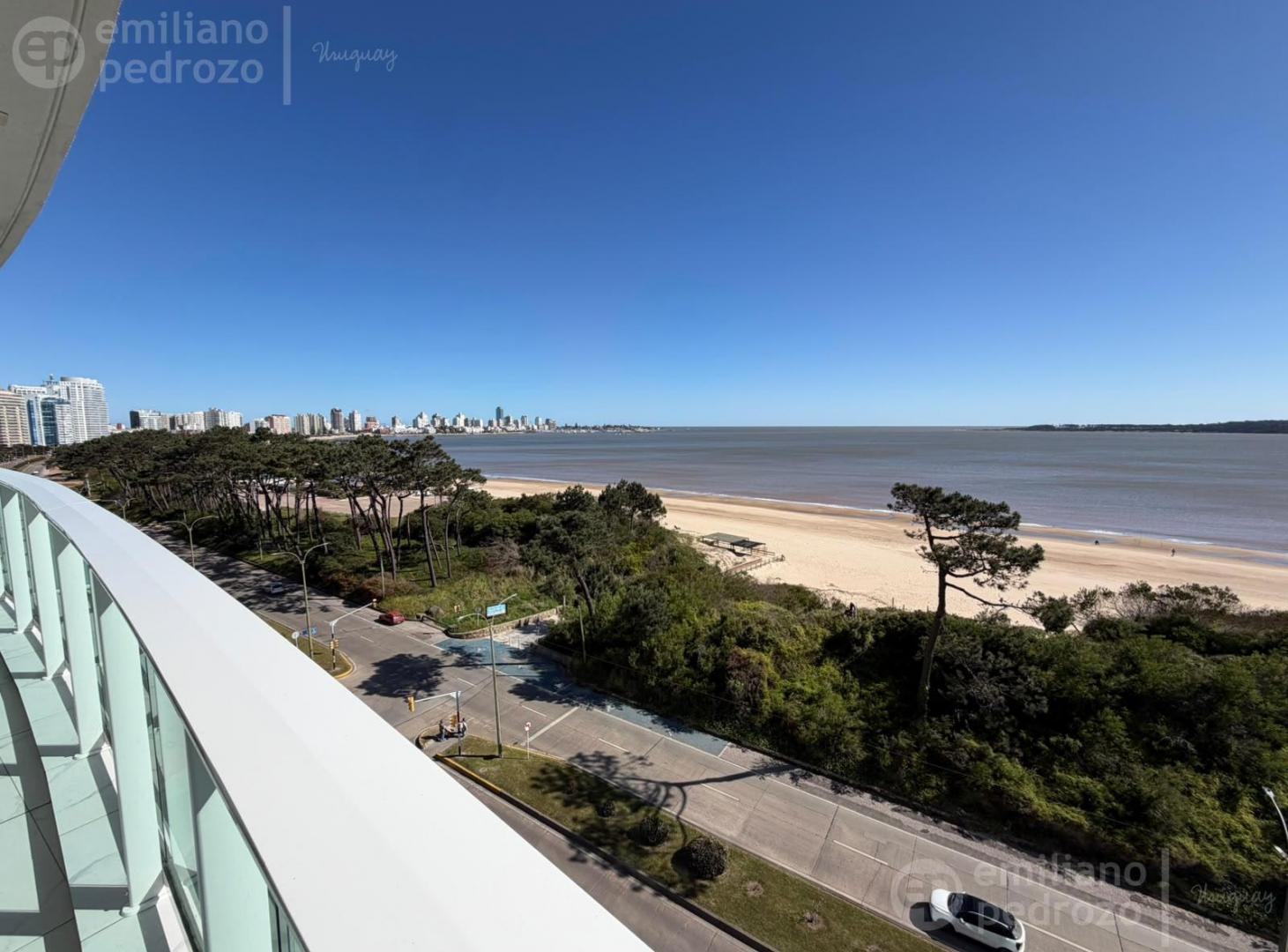 Foto de Venta Apartamento en primera línea de playa mansa, imagen 2