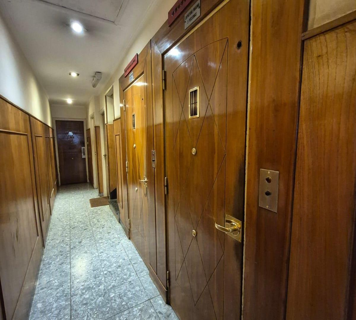 Foto de VENTA SEMIPISO 2 AMB- H. YRIGOYEN 1700 -, imagen 1