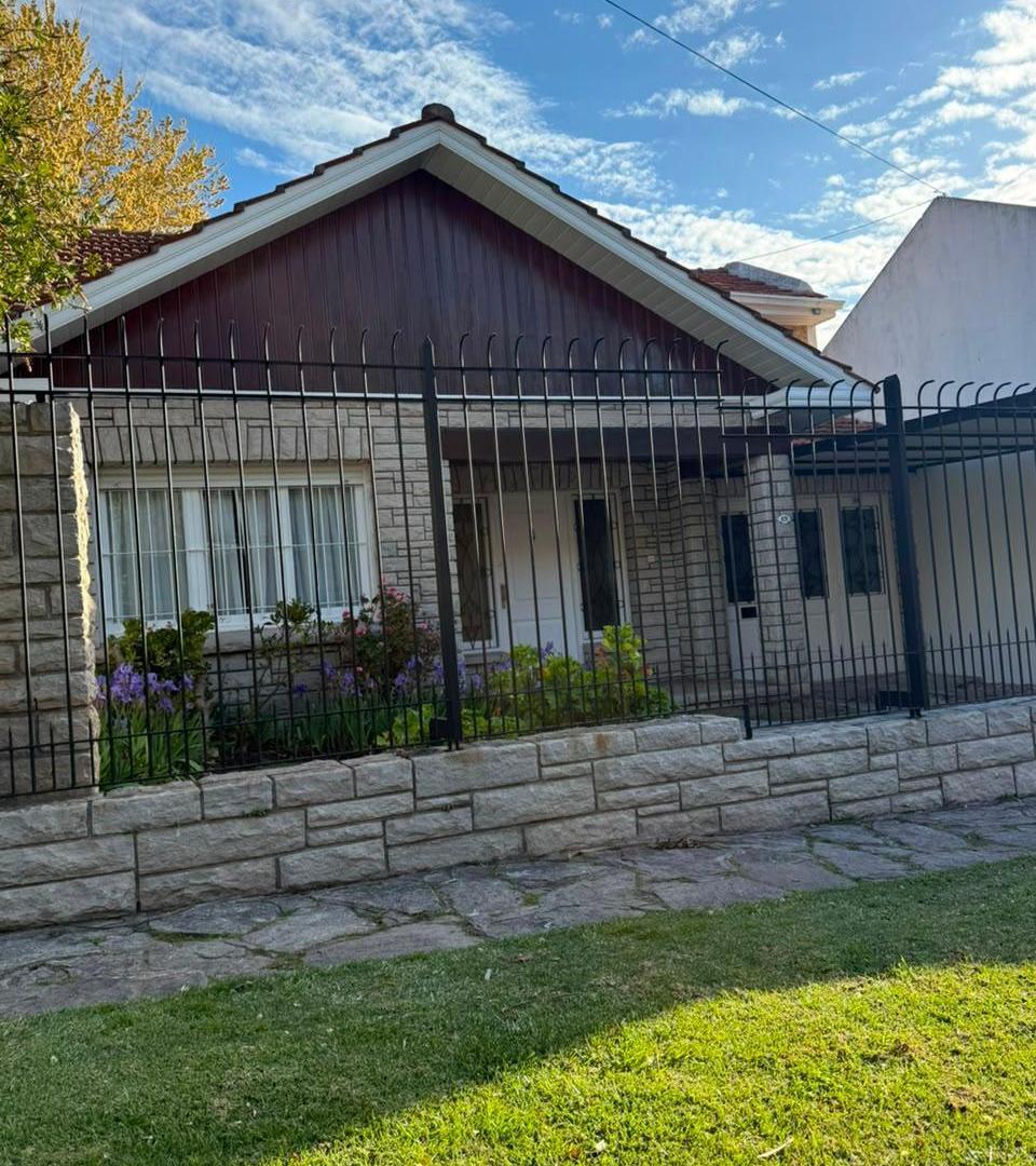 Foto de VENTA CHALET 3 AMB. GARAGE- CASTELLI 600, imagen 1