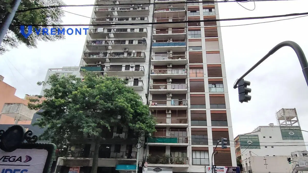 Av. Rivadavia al 3200 - Con Balcón / Balvanera. 5