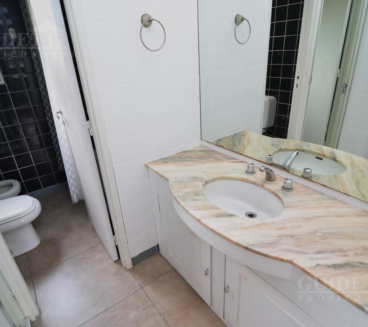 Piso 4 Ambientes con Balcón y Dependencia de Servicio Luminoso 2
