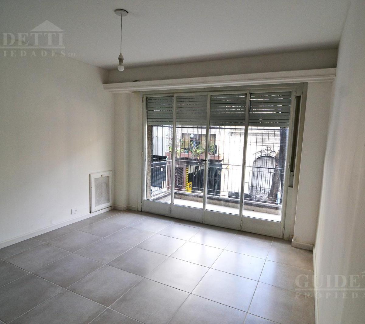 Piso 4 Ambientes con Balcón y Dependencia de Servicio Luminoso 4