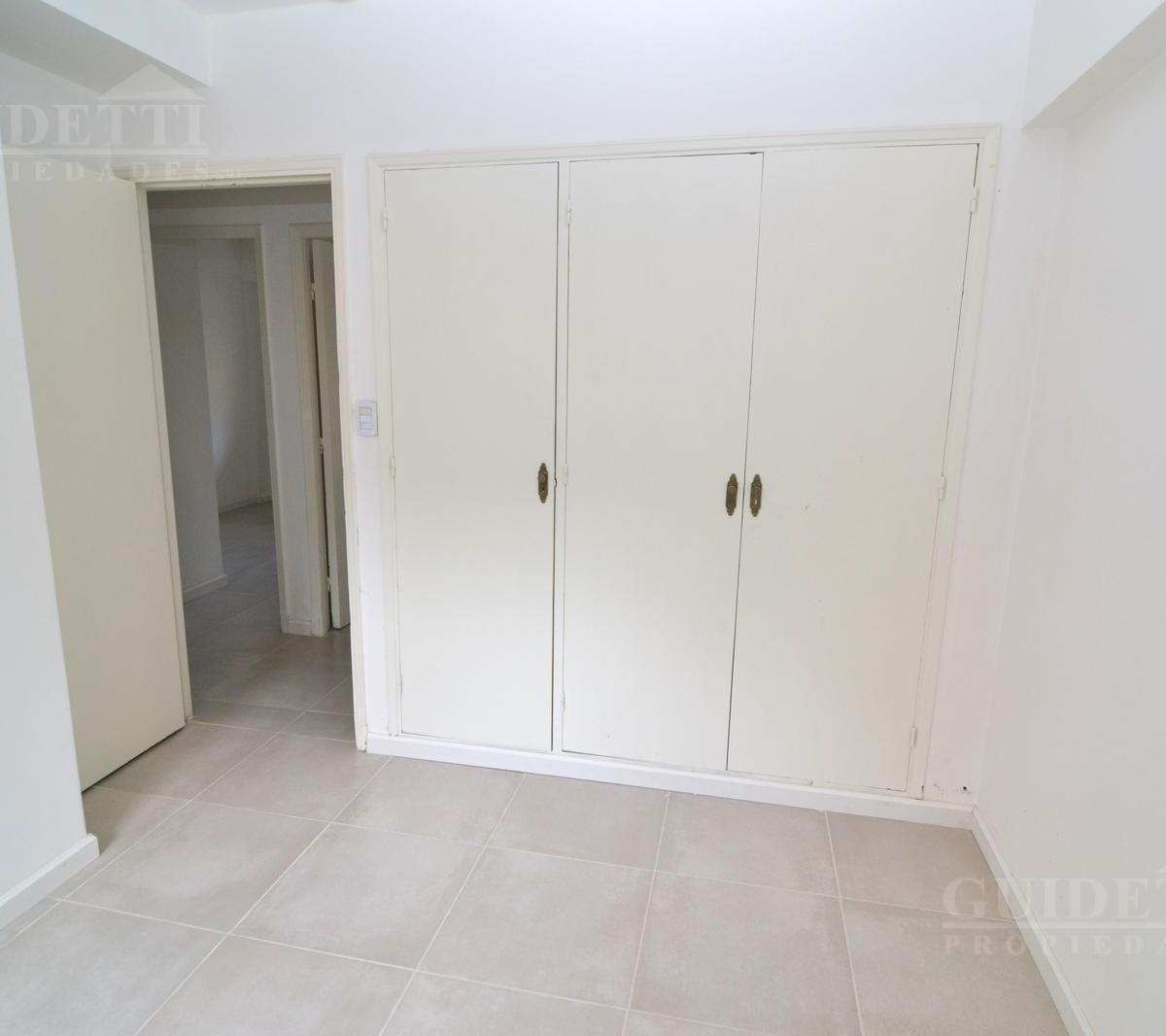Piso 4 Ambientes con Balcón y Dependencia de Servicio Luminoso 5