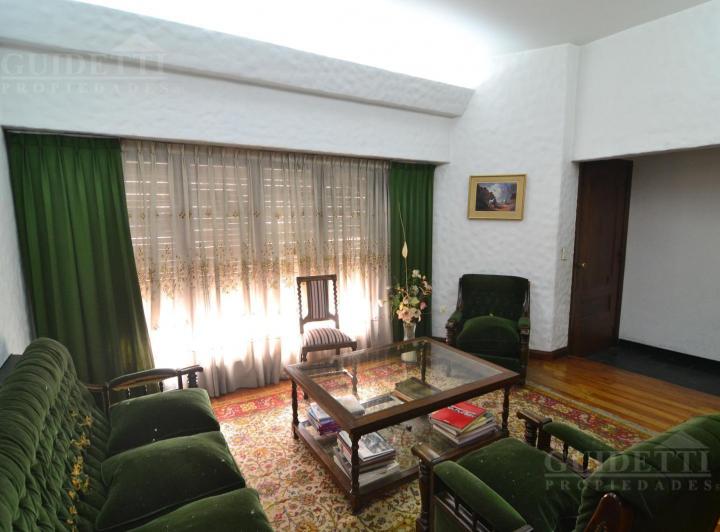 Casa con jardín y quincho 1 cuadra del Parque Saavedra 2