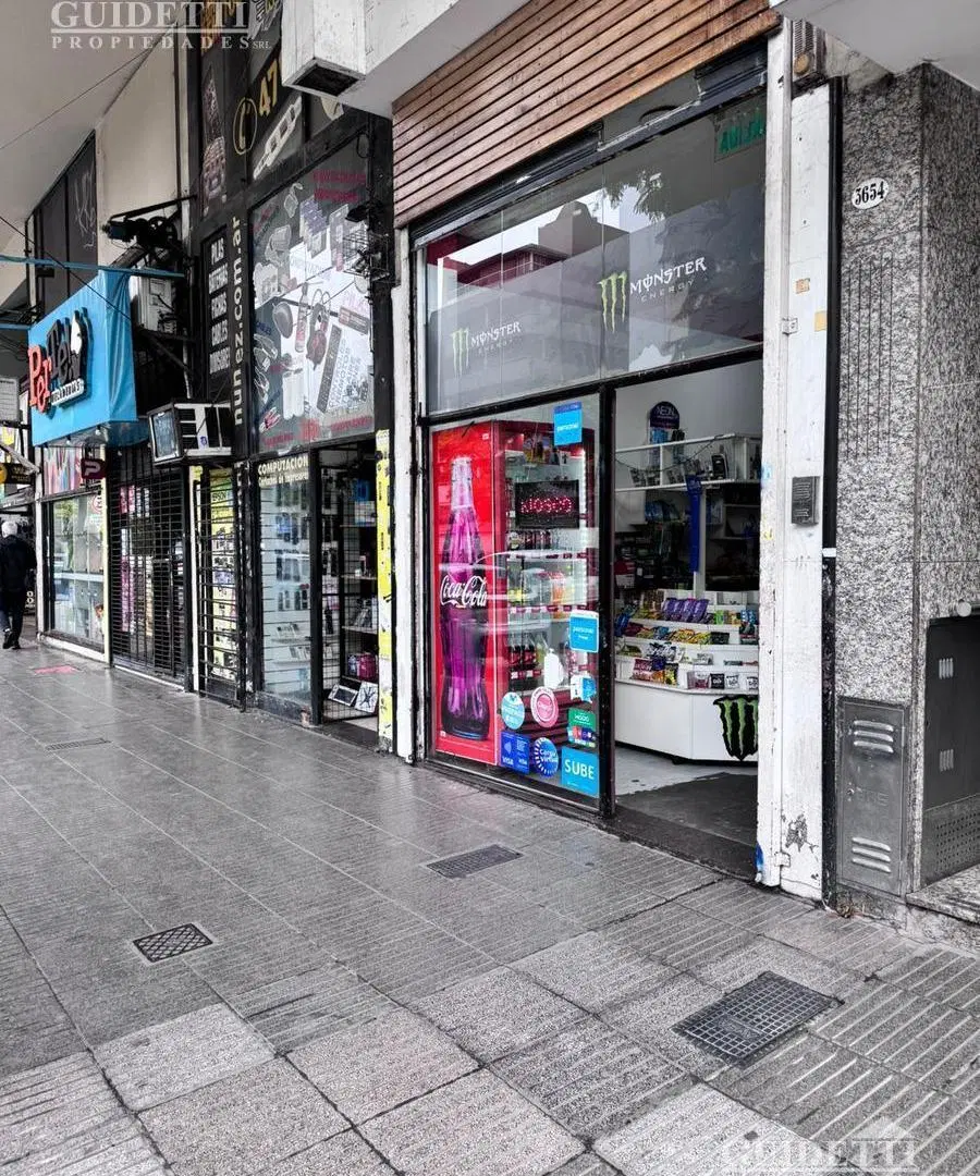 Local sobre Av. Cabildo, con sótano y entrepiso. A mts. Sta. Trinidad 4