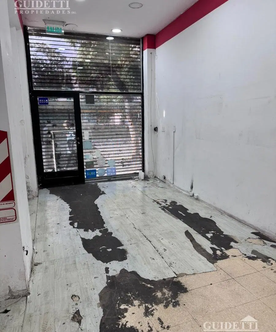 Local sobre Av. Cabildo, con sótano y entrepiso. A mts. Sta. Trinidad 2