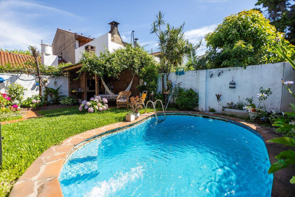 Foto de MARTINEZ CHALET 4 AMBIENTES CON ESCRITORIO,JARDIN ,PISCINA ., imagen 1