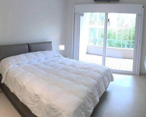 Departamento en carilo con jardín privado