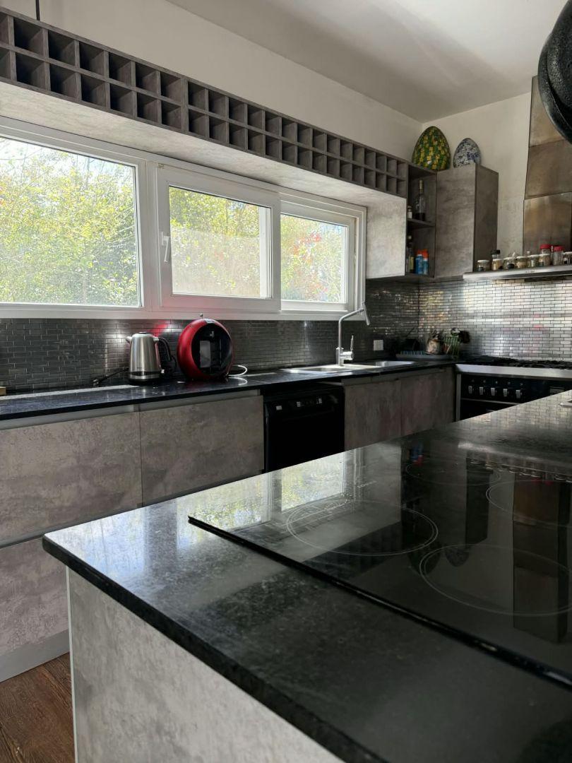 Foto de Casa 5 ambientes en Barrio Alamos, Pinamar - Piscina y parrilla, imagen 1