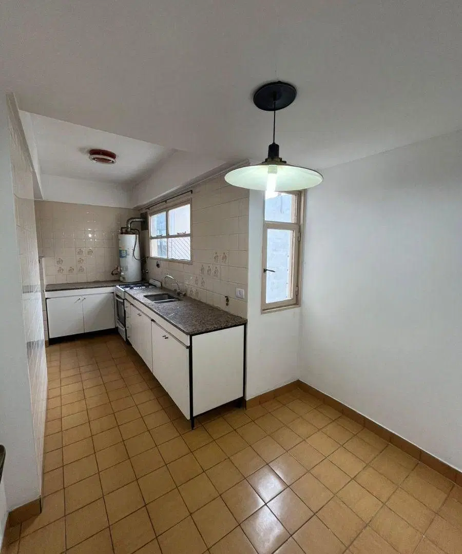 Venta Departamento con Balcón y Cochera en Caballito 5