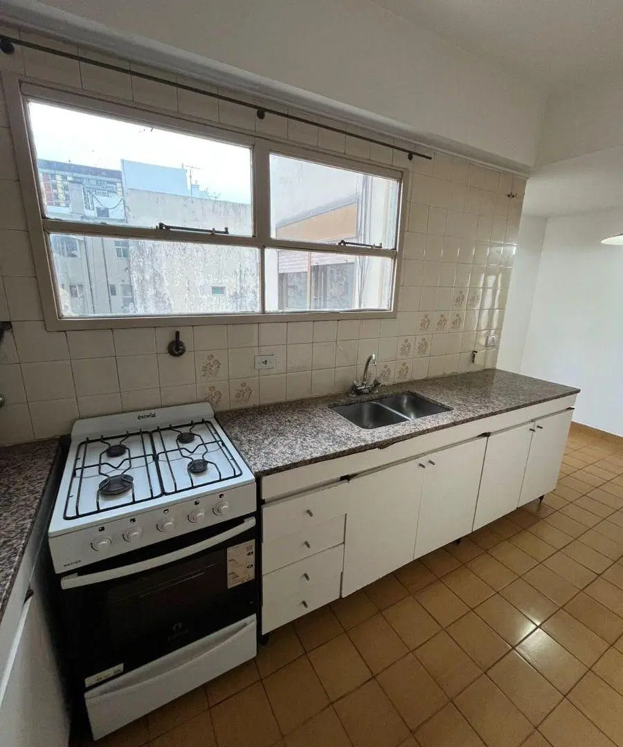 Venta Departamento con Balcón y Cochera en Caballito 3