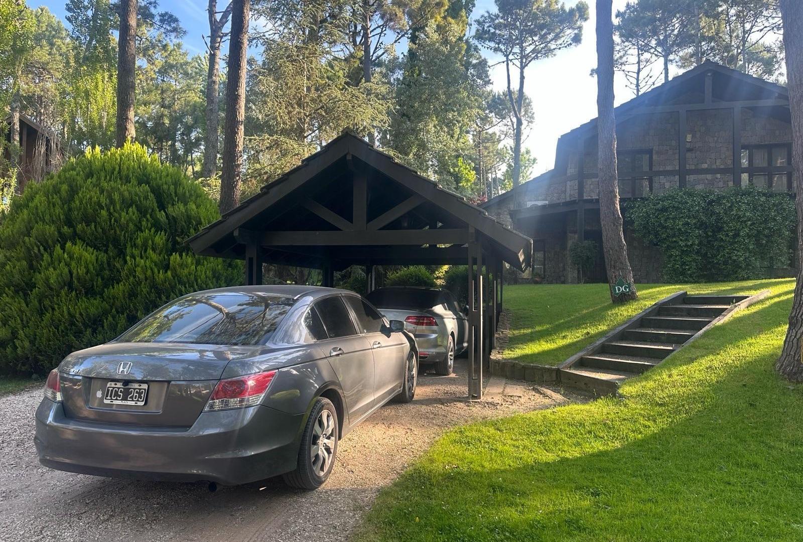 Casa en alquiler o venta en Cariló Coihue 400