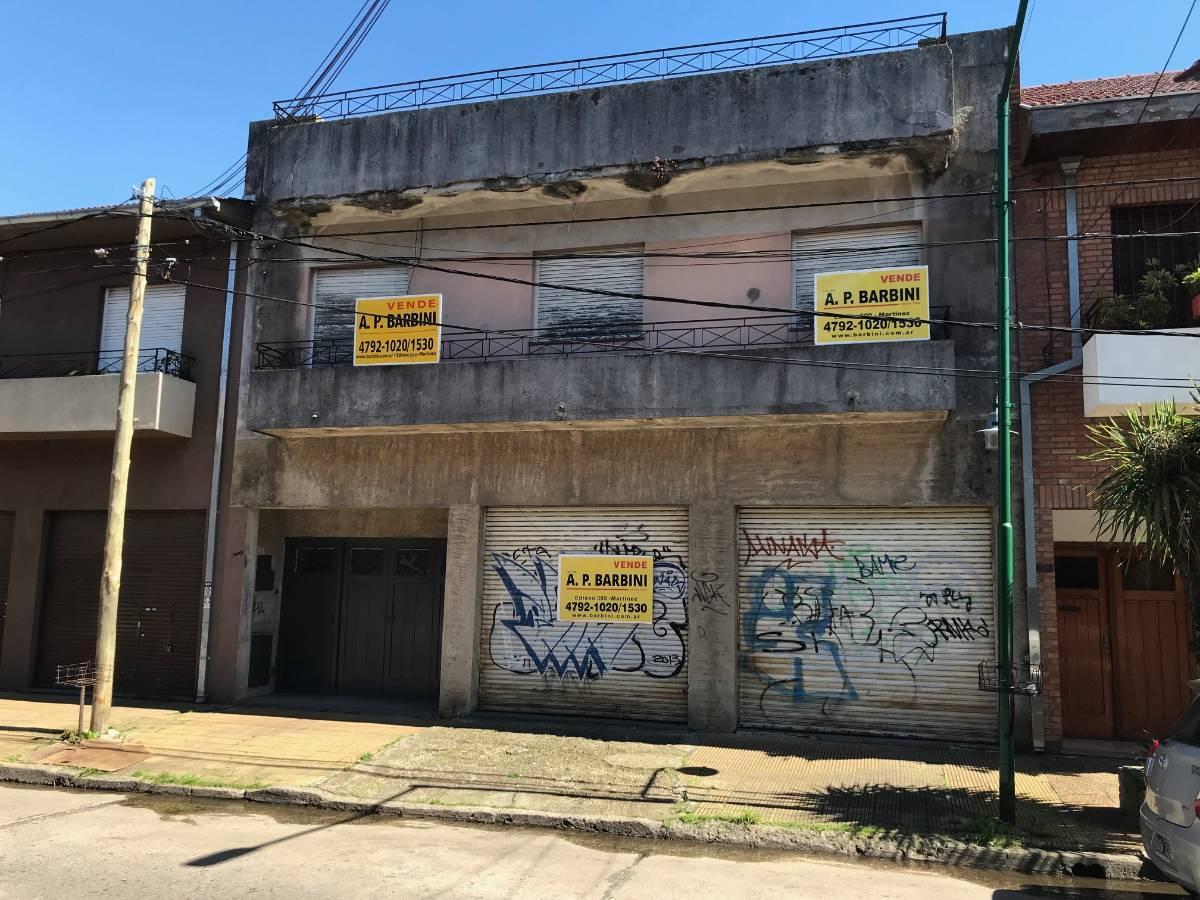Casa sobre gran Lote de 10x37,50 con Dos Locales en Planta Baja y Departamentos