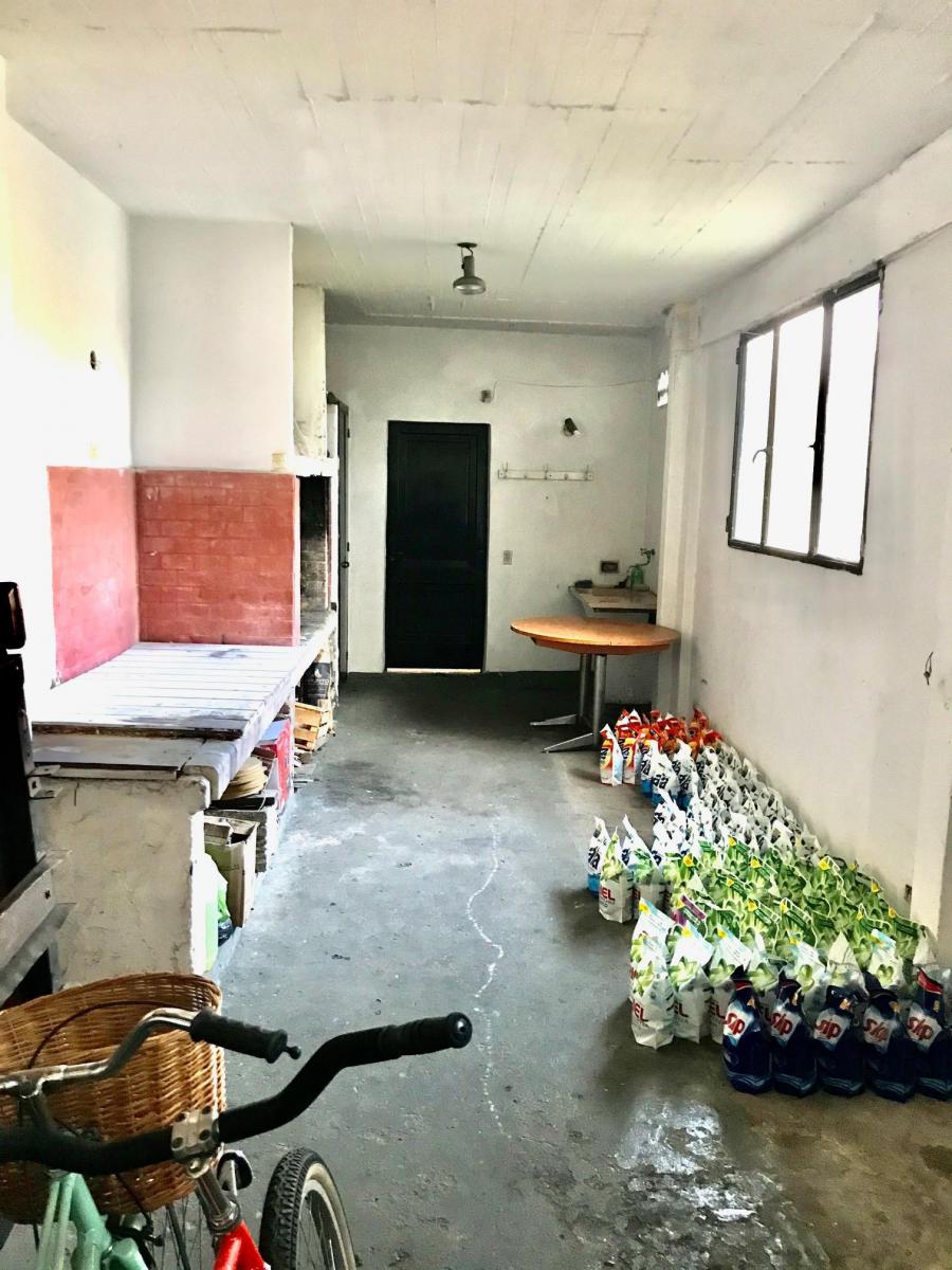 Depósito y Garage, con gran jardín de 100m2, ubicado a media Cuadra de Rolón