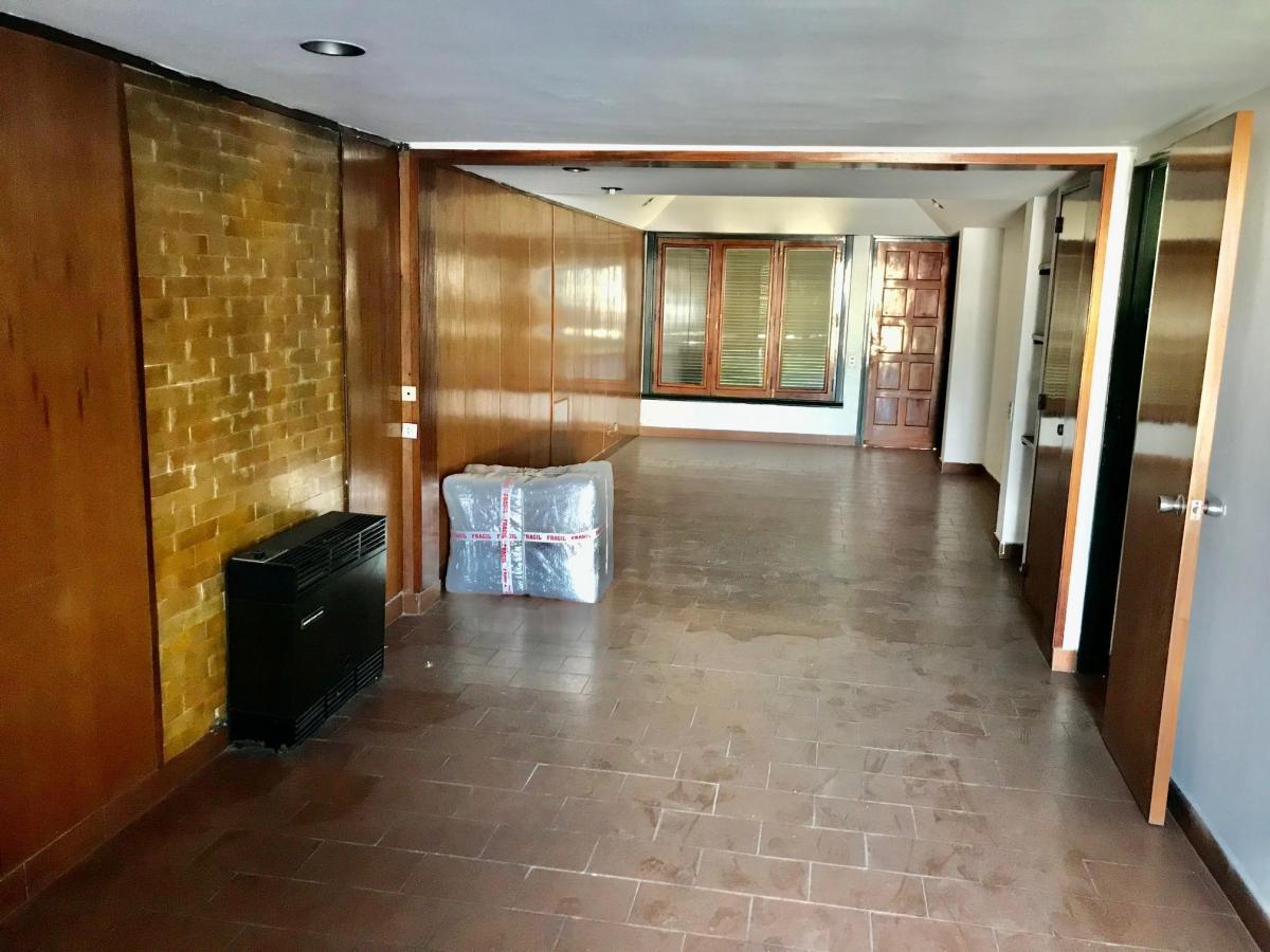 Casa Tipo PH en Segundo Piso, 3 Dorm, Liv Comedor, Terraza con Galería, Lavadero