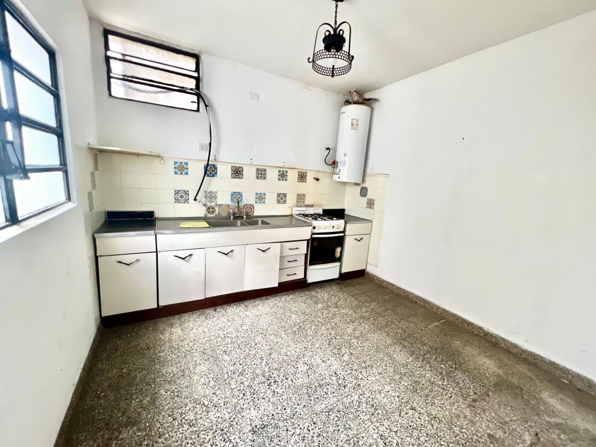 Martínez: Chalet a 8 cuadras de Av Santa Fe. 2 Viviendas y Local. Lote 8.66 x 28
