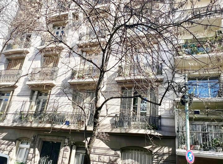 Único depto de 4 ambientes. Estilo Clásico Francés. Pisos de pinotea. Balcones 1