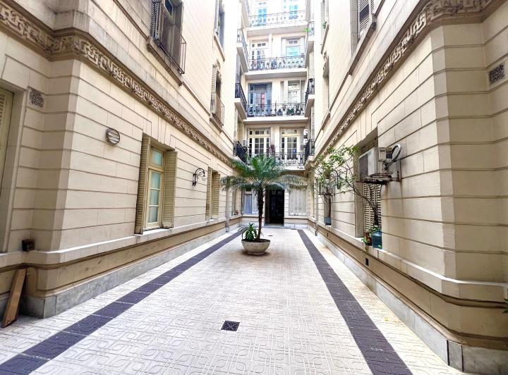 Único depto de 4 ambientes. Estilo Clásico Francés. Pisos de pinotea. Balcones 4