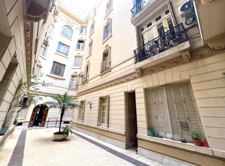 Único depto de 4 ambientes. Estilo Clásico Francés. Pisos de pinotea. Balcones 2