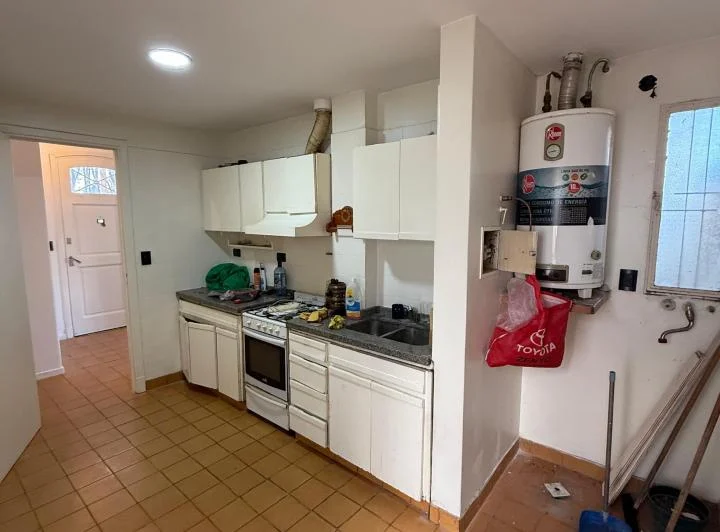 Martínez: Casa de 4 Amb en Lote Propio con Patio Ubicada a 3 Cuadras de Avda 4