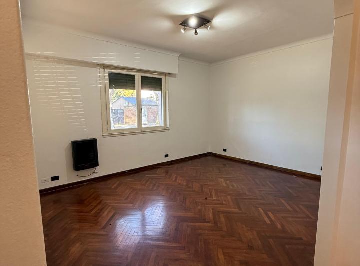 Martínez: Casa de 4 Amb en Lote Propio con Patio Ubicada a 3 Cuadras de Avda 5