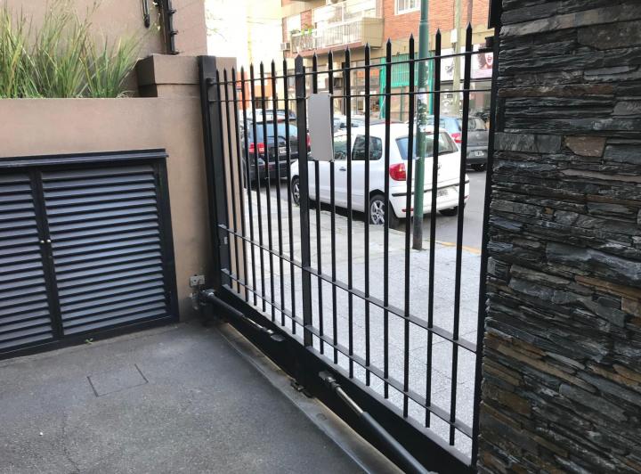 Martínez Centro: Moderno Depto de 3 Ambientes con Cochera, Balcón, Sum y Terraza 2