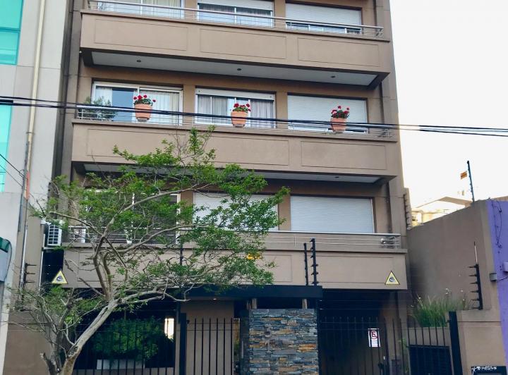 Martínez Centro: Moderno Depto de 3 Ambientes con Cochera, Balcón, Sum y Terraza 1