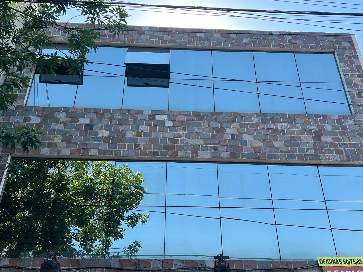 Martínez: Luminosa Oficina Al Frente. Gran Ventanal. Aire Acondicionado F/c. Excelente Estado.