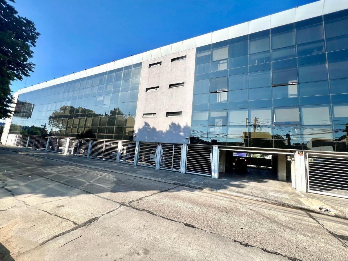 Moderna Oficina Frente a Panamericana, 300m² Cubiertos. 5 Cocheras. Aire Acondicionado y calefaccion