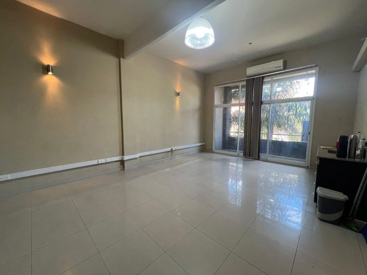 Foto de Martínez entre Av y Vías: Moderna y luminosa oficina de 2 amb con balcón y 2 baños. Con Aire Acond., imagen 3