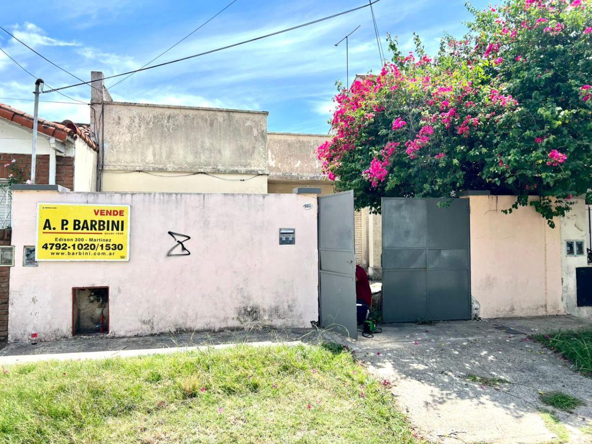 Casa de 2 ambientes y taller al fondo: Lote de 8,66x31,26. A refaccionar o reciclar. Techo de losa.