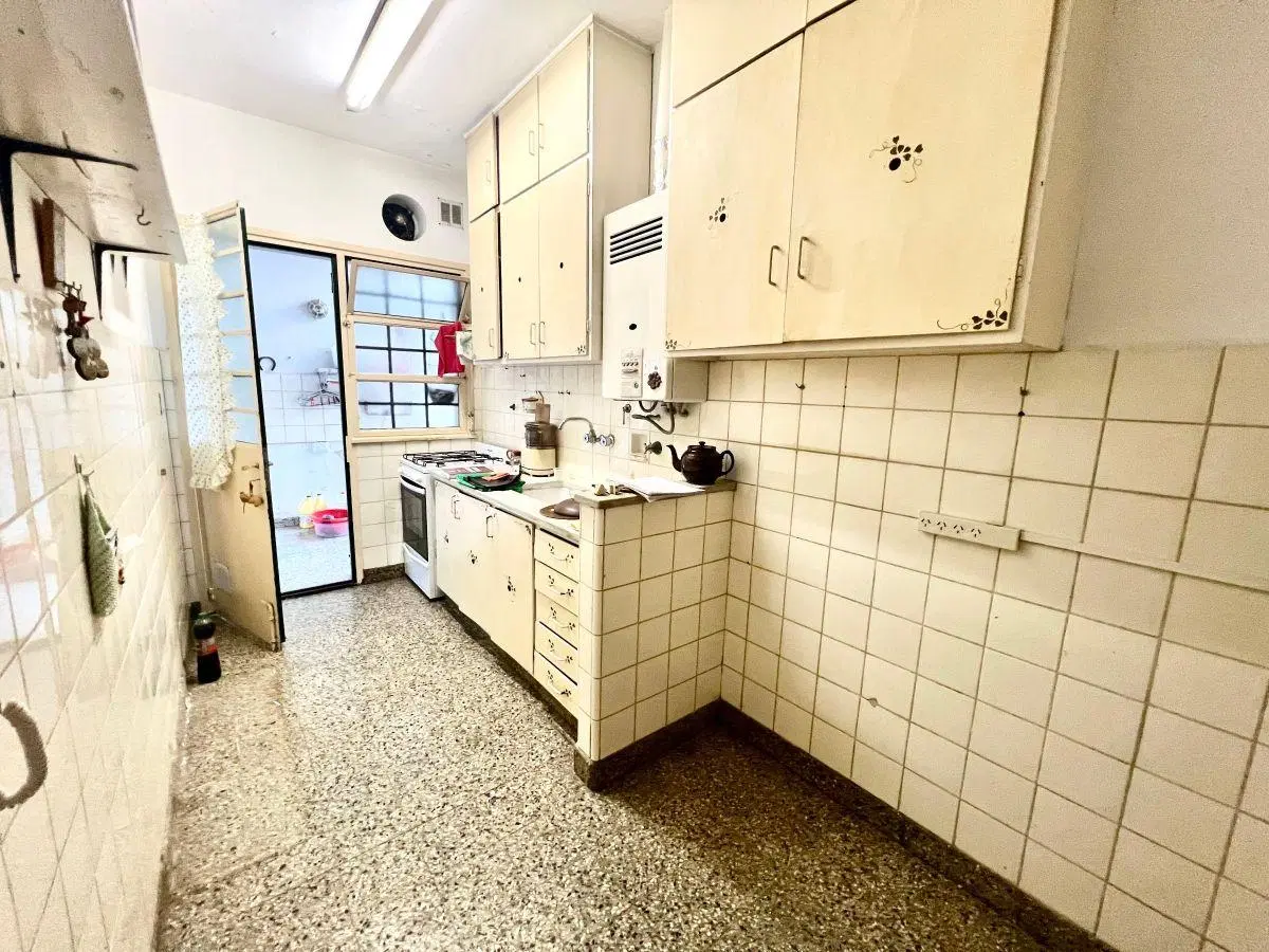 Martínez Centro: Entre Av y vías Amplio depto en Planta Baja de 4 ambientes y 2 Patios 100m2 totales 8
