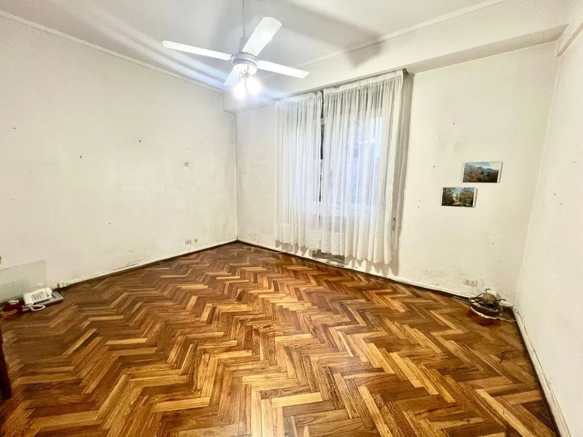 Martínez Centro: Entre Av y vías Amplio depto en Planta Baja de 4 ambientes y 2 Patios 100m2 totales 5
