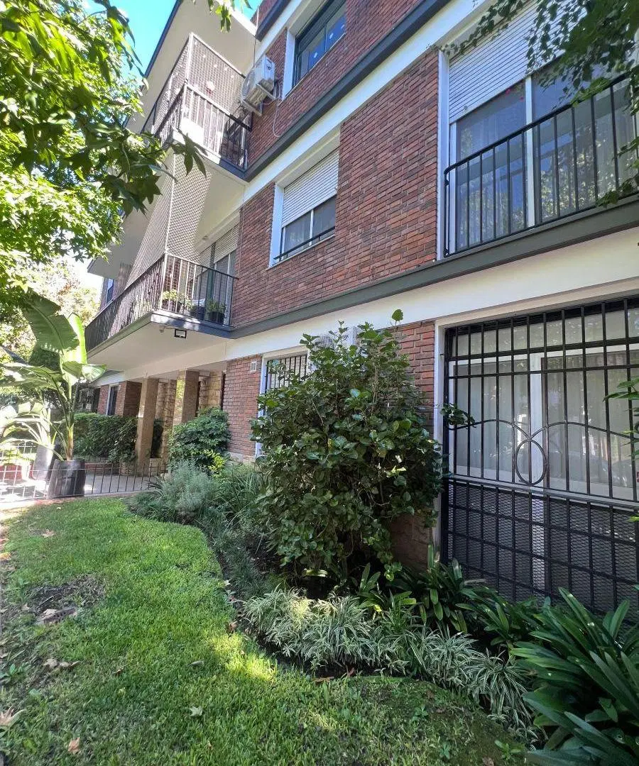 Martínez Centro: Entre Av y vías Amplio depto en Planta Baja de 4 ambientes y 2 Patios 100m2 totales 1