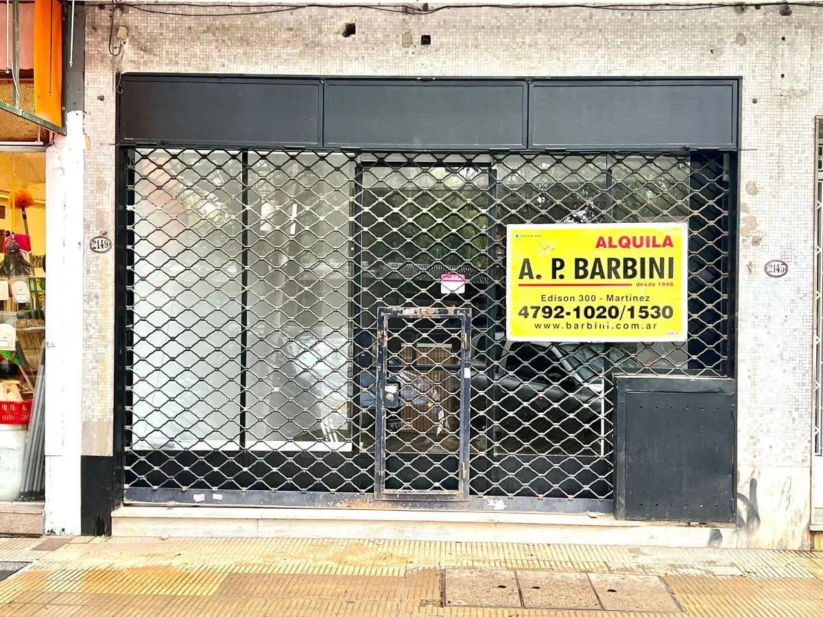 Martínez Centro: Luminoso Local Frente a la Estación. Planta Baja y Sotano. Gran Vidriera. 4.38x12. 3