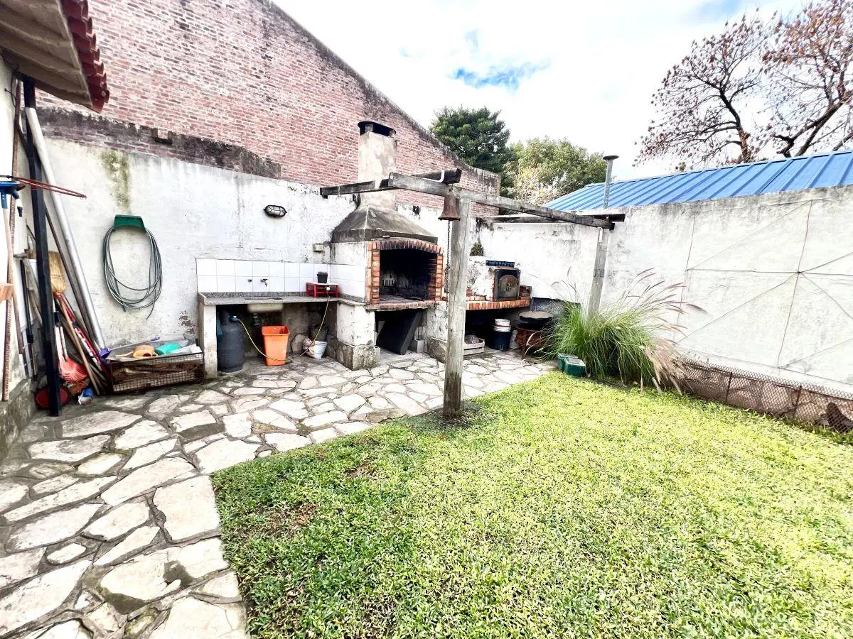 Martínez: Única propiedad en 1 Planta sobre lote de 10x30. 3 Amb, gran jardín c/parrilla y Quincho 4
