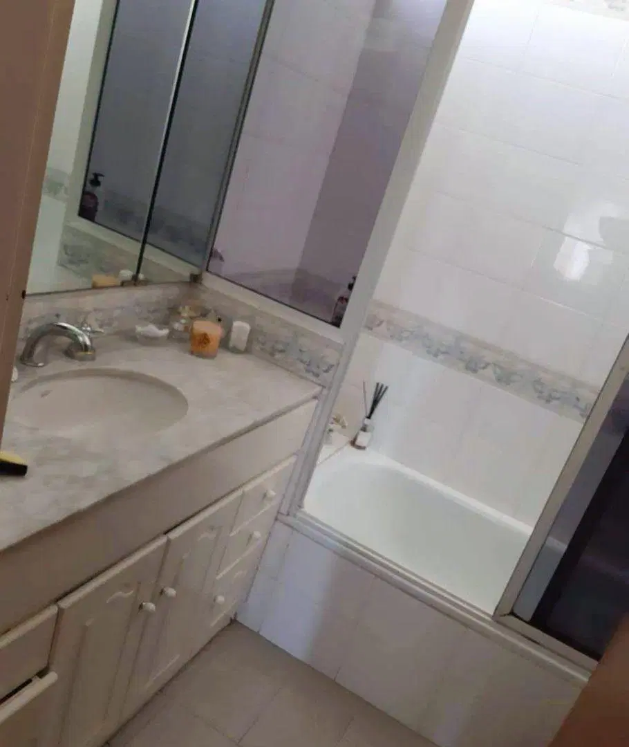 Impecable Departamento 4 ambientes con balcón y cochera 2