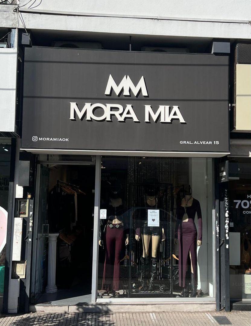 Martínez: Único local en Calle Alvear. 3,5x10. Excelente estado. La mejor vereda! muy linda vidriera