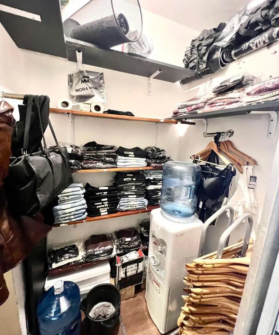 Martínez: Único local en Calle Alvear. 3,5x10. Excelente estado. La mejor vereda! muy linda vidriera 2