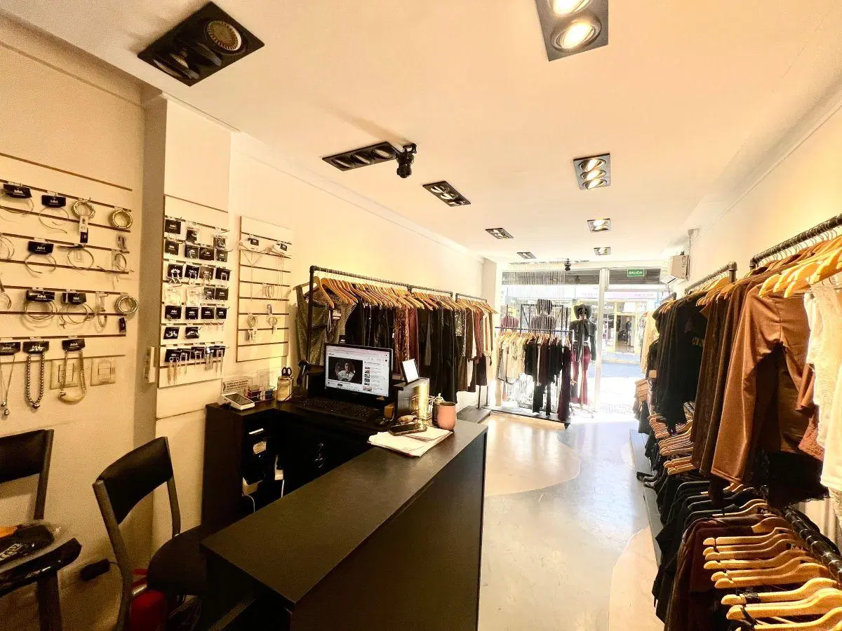 Martínez: Único local en Calle Alvear. 3,5x10. Excelente estado. La mejor vereda! muy linda vidriera 8