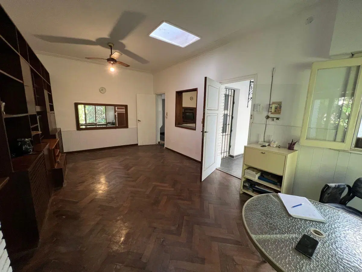 Martínez: Sólida casa s/lote de 8,66x20,30. 3 Amb con patio, terraza ideal ampliación. A 4 Cdras Av. 2