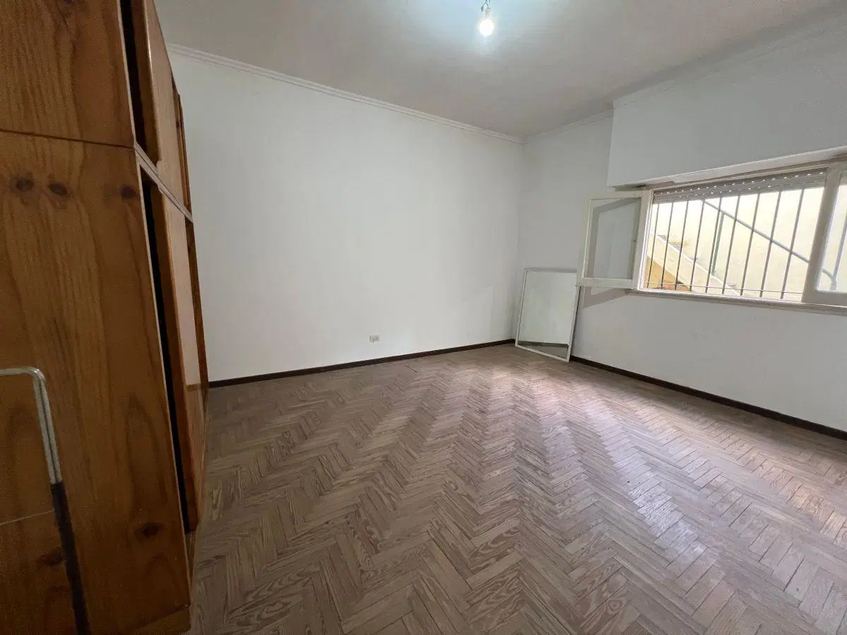 Martínez: Sólida casa s/lote de 8,66x20,30. 3 Amb con patio, terraza ideal ampliación. A 4 Cdras Av. 5