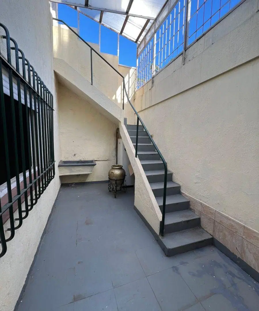 Martínez: Sólida casa s/lote de 8,66x20,30. 3 Amb con patio, terraza ideal ampliación. A 4 Cdras Av. 3