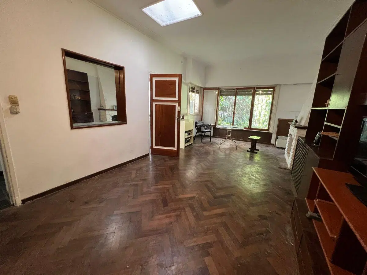 Martínez: Sólida casa s/lote de 8,66x20,30. 3 Amb con patio, terraza ideal ampliación. A 4 Cdras Av. 4