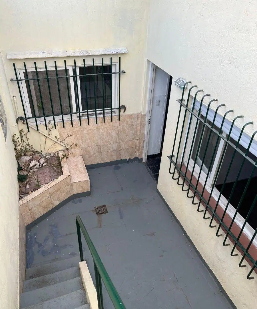 Martínez: Sólida casa s/lote de 8,66x20,30. 3 Amb con patio, terraza ideal ampliación. A 4 Cdras Av. 8
