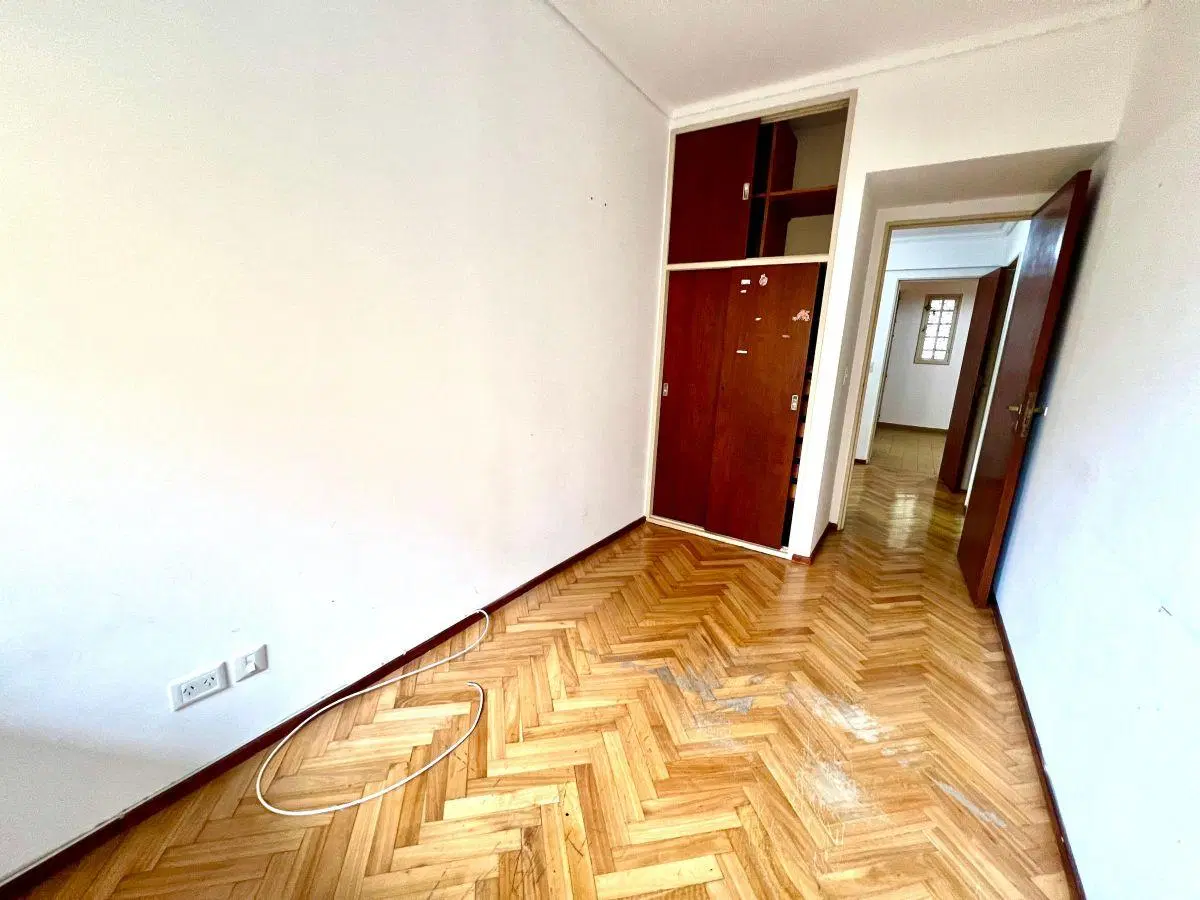 Martínez Centro: Amplio Piso de 3 amb + dependencia con baño. Vista al Este, muy luminoso. 104m2 cub 5