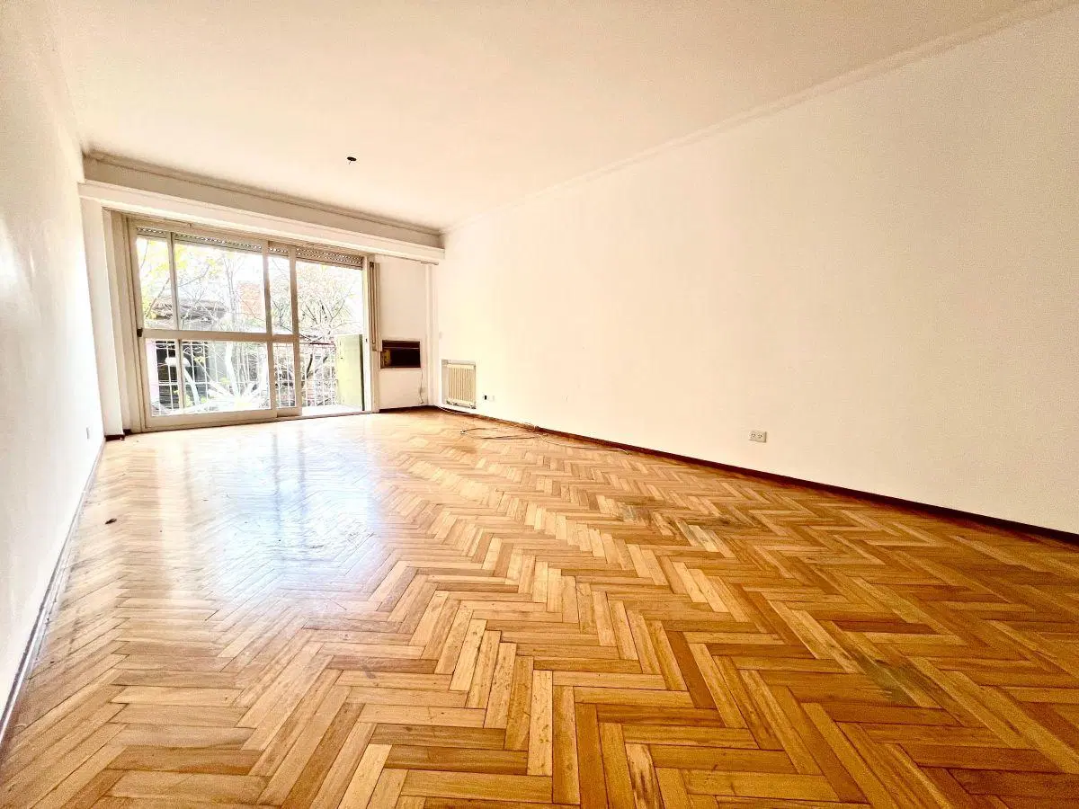 Martínez Centro: Amplio Piso de 3 amb + dependencia con baño. Vista al Este, muy luminoso. 104m2 cub 2