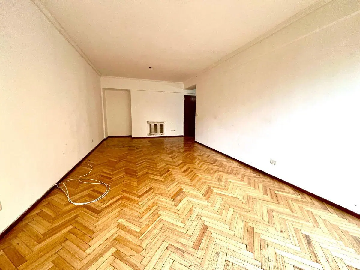 Martínez Centro: Amplio Piso de 3 amb + dependencia con baño. Vista al Este, muy luminoso. 104m2 cub 1