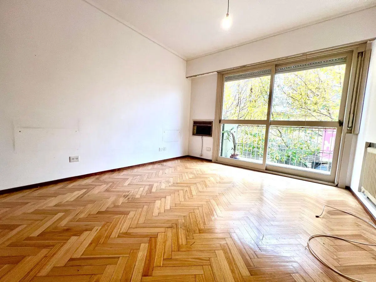 Martínez Centro: Amplio Piso de 3 amb + dependencia con baño. Vista al Este, muy luminoso. 104m2 cub 4